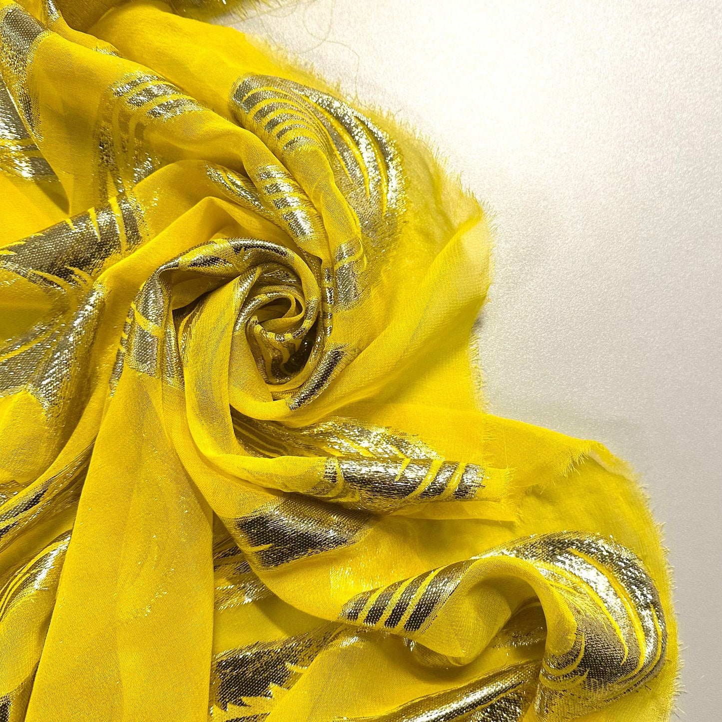AURORA : Georgette motif ondulé en lurex doré
