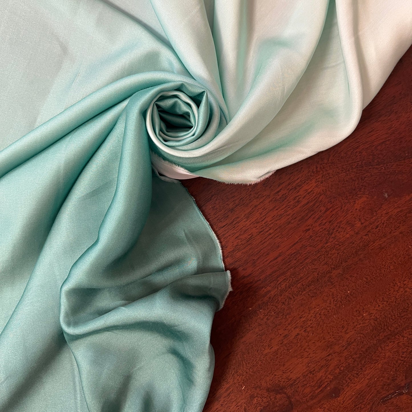 Lovely : satin viscose dégradé bleu