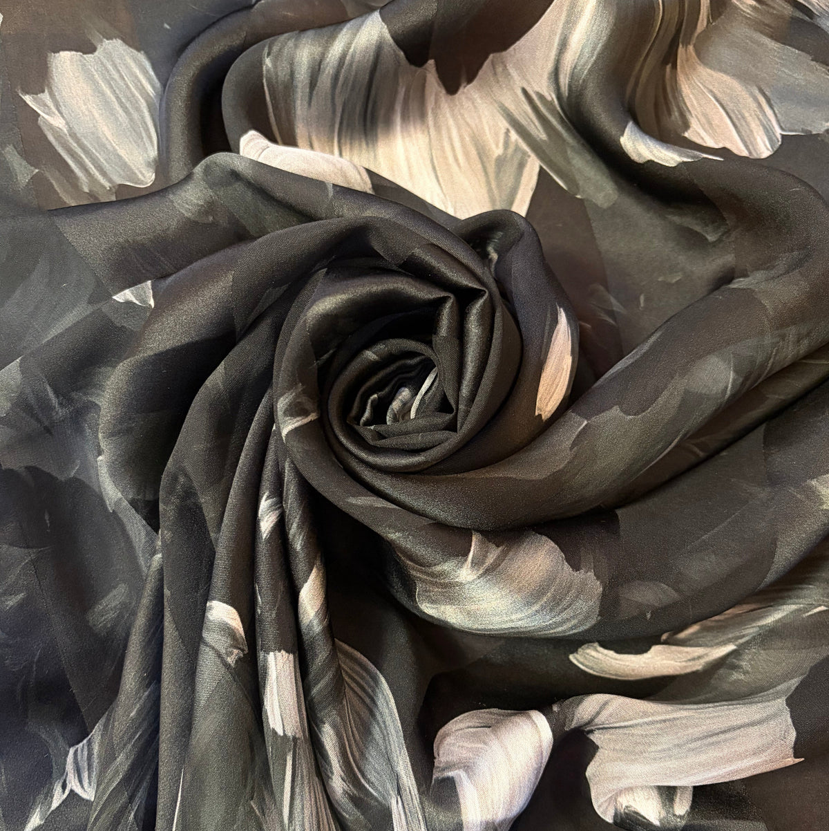 OMBELINE : Bande satin noir imprimée à fleur blanche