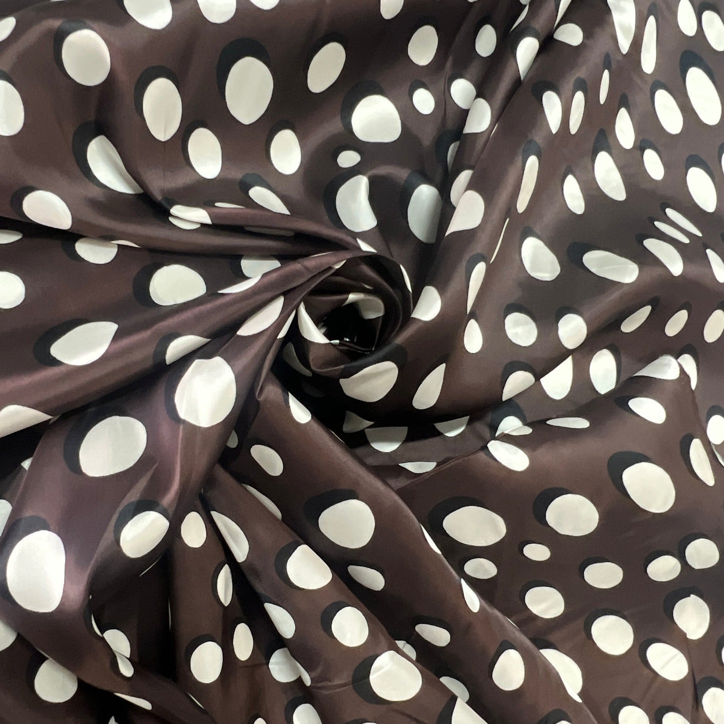 ISOLDE: Waterproof fabric with irregular polka dot patterns.