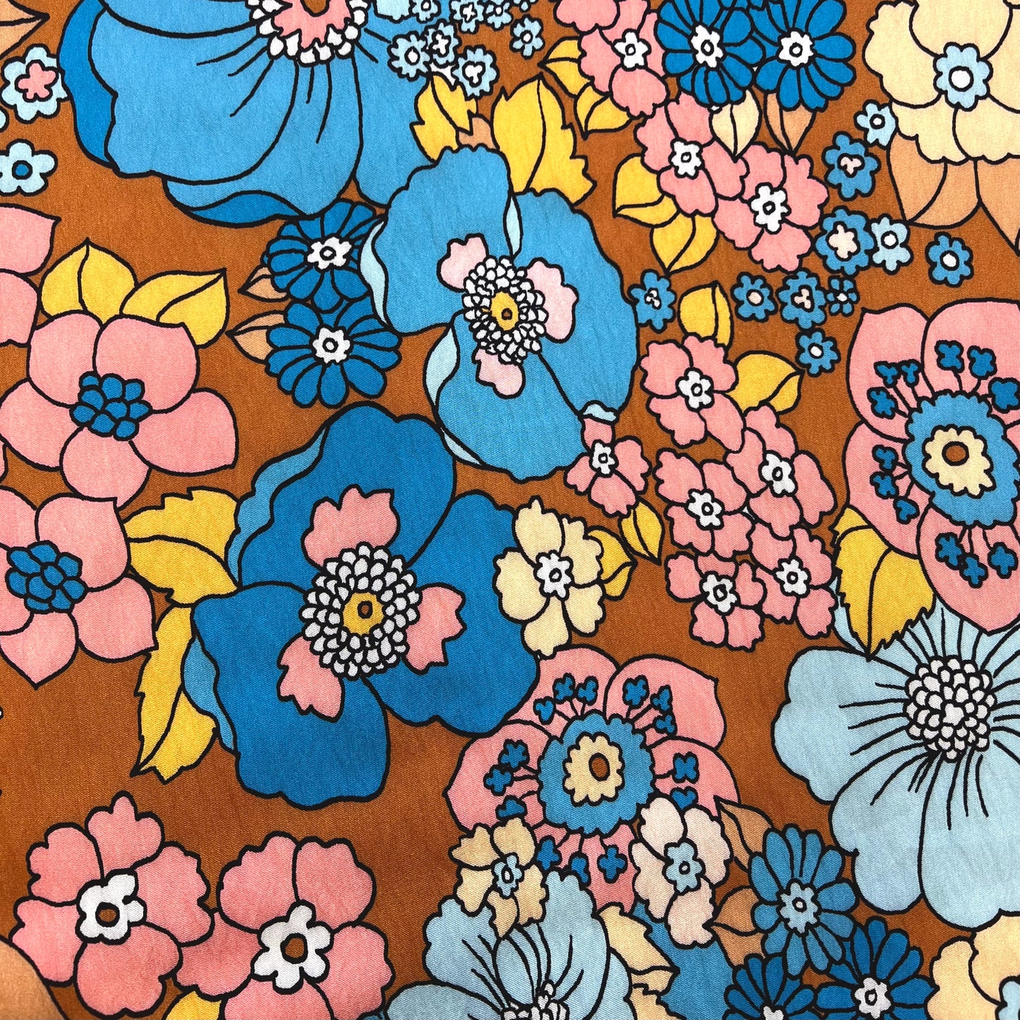 ZÉNIA: Popeline de coton imprimé fleurs seventies fond marron