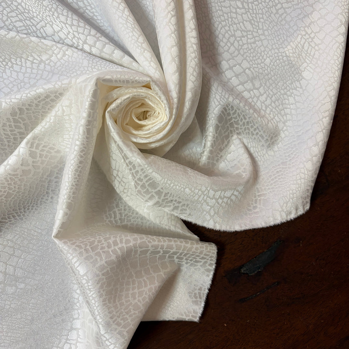 YSÉE : Satin de soie jacquard effet peau de reptile
