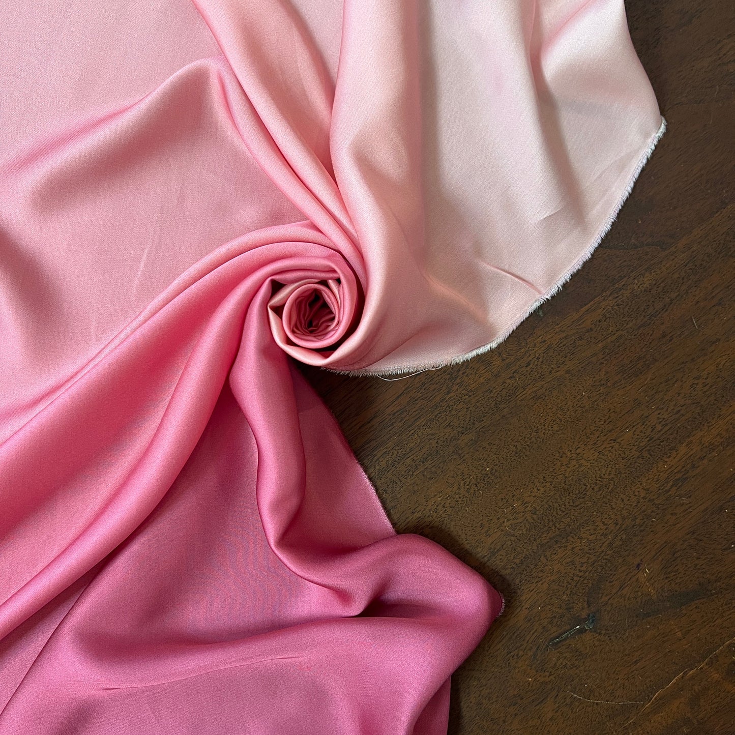 Theonya : satin dégradé rose