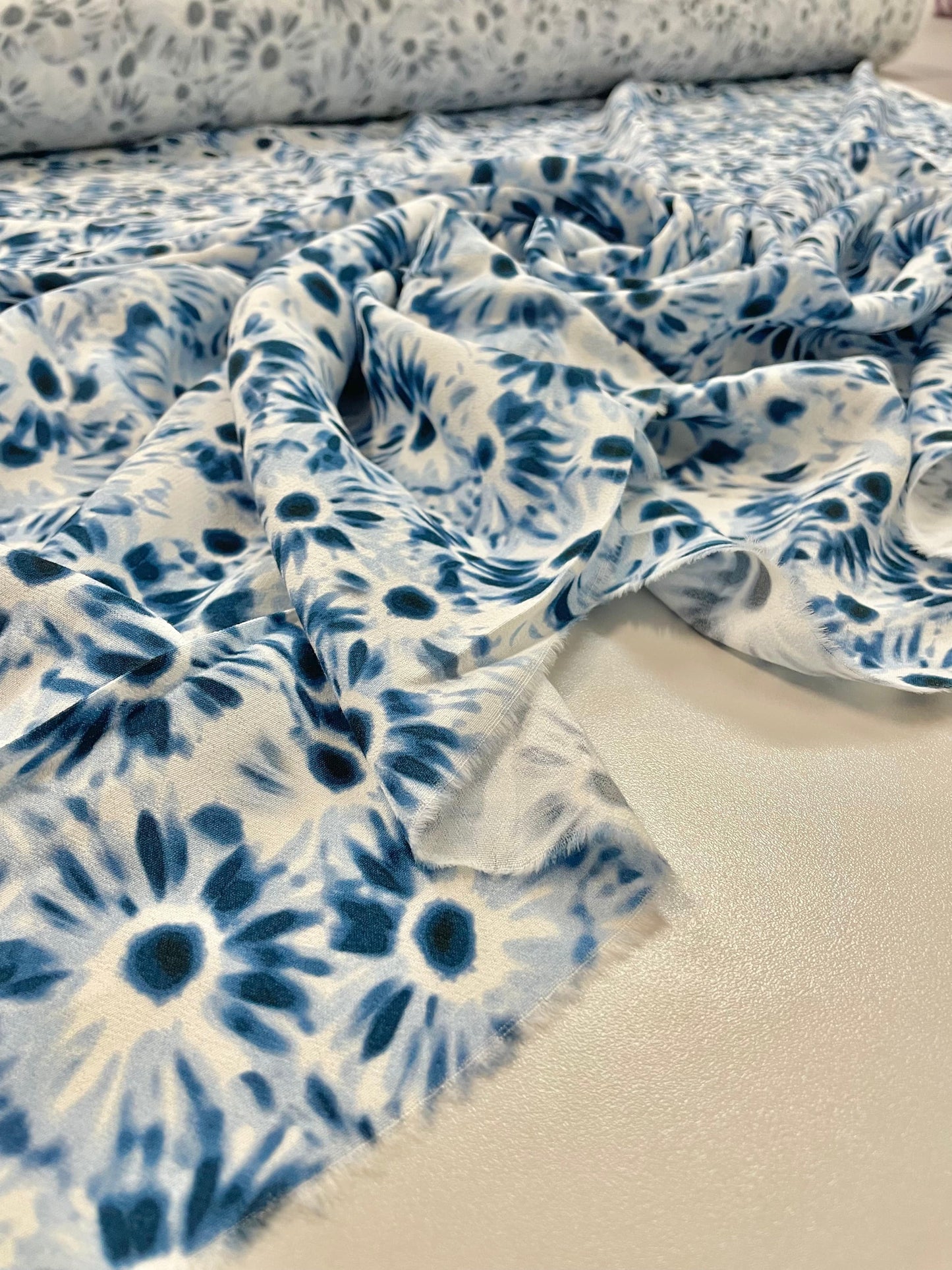 Stacy: Crêpe viscose effet peinture florale