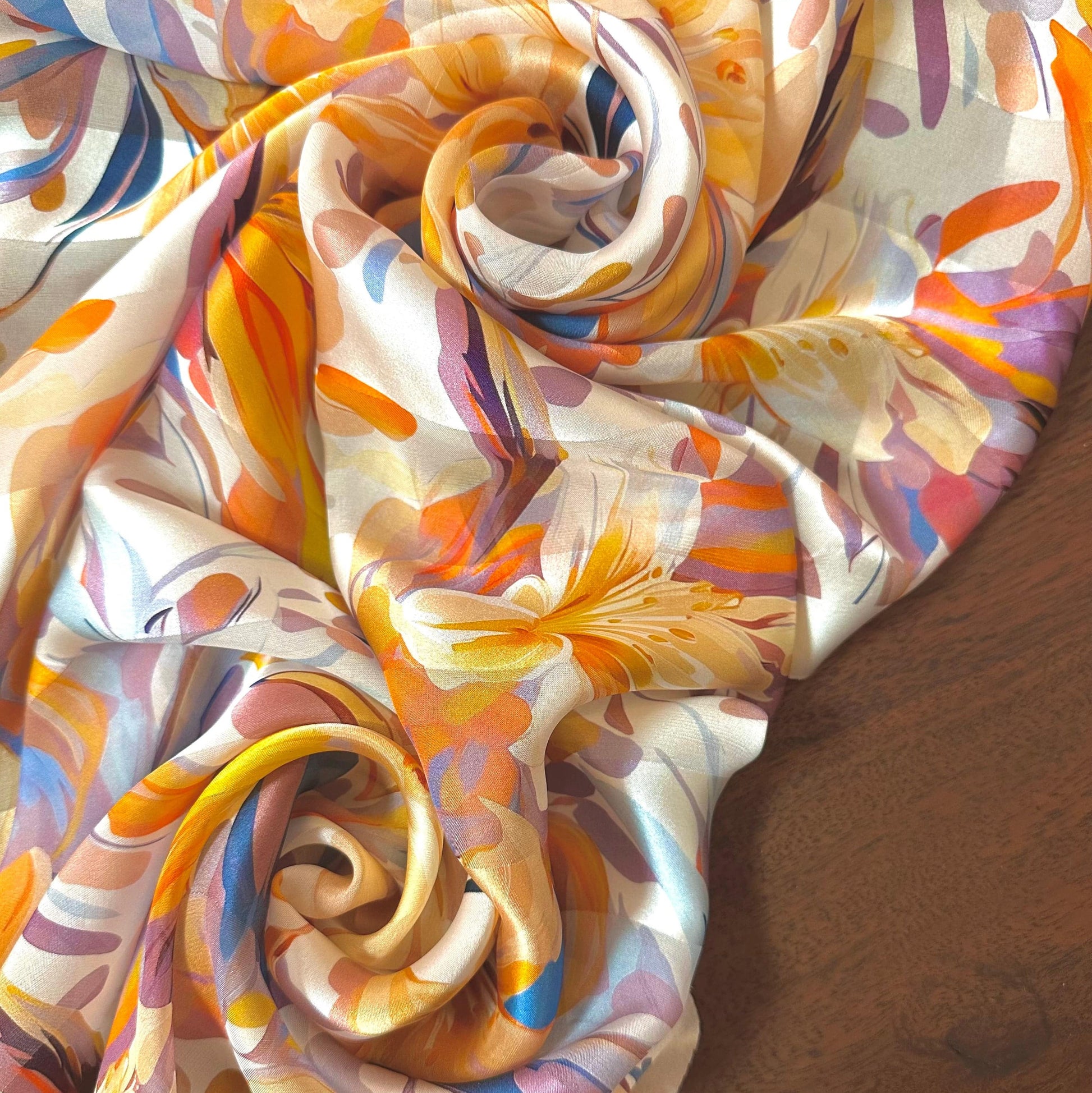 Bande satin imprimé en soie OSCAR de Tiss'ART, élégante et douce, avec motif floral coloré sur fond satin.