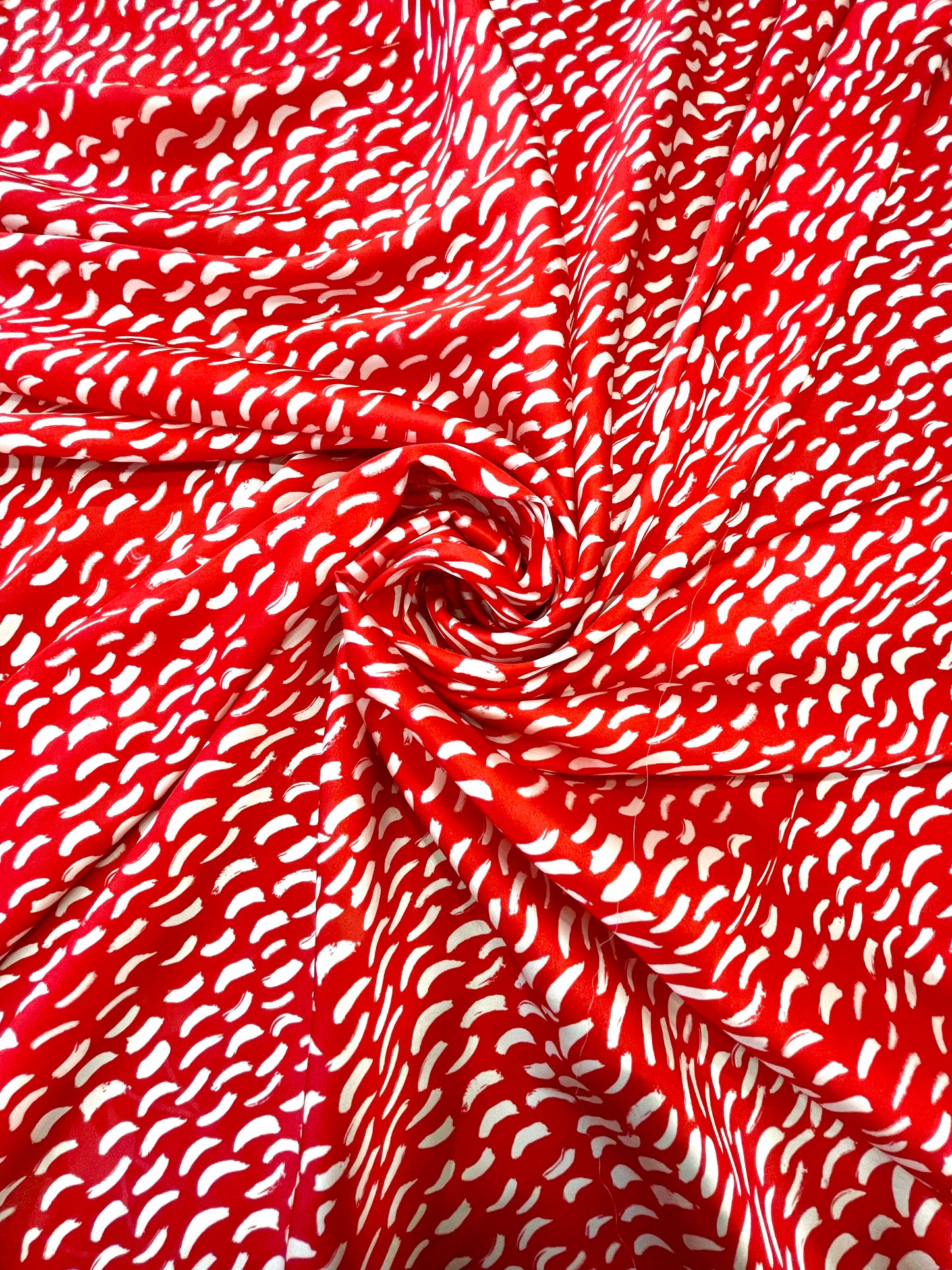 HAIRY: Satin imprimé fond rouge à petit motif blanc en polyester
