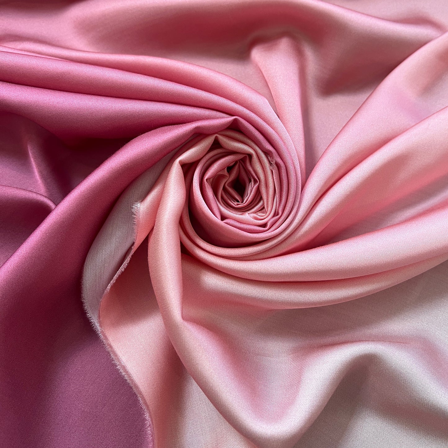 Theonya : satin dégradé rose