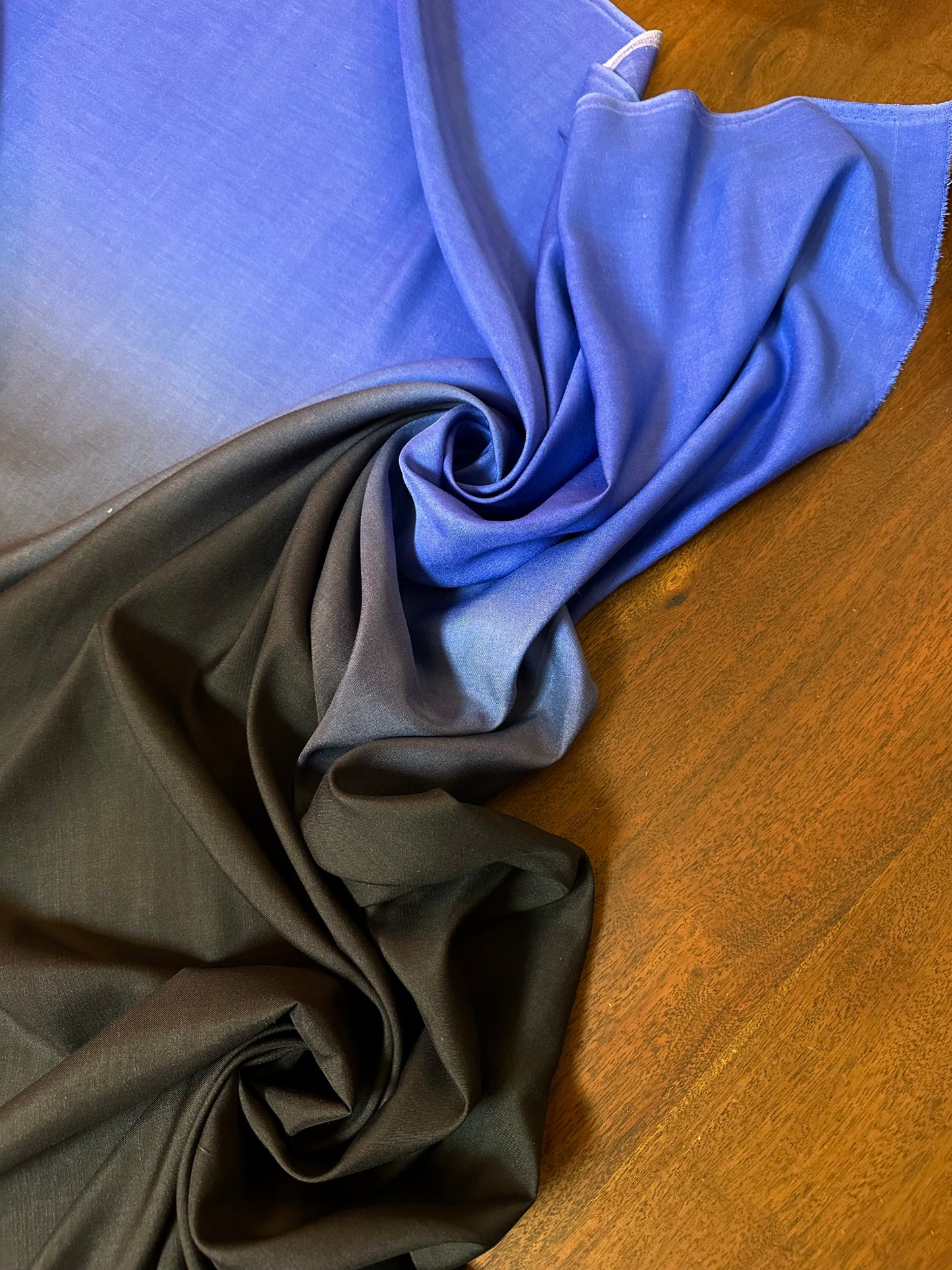 ABIBO: Soie sauvage dégradée bleu et noir