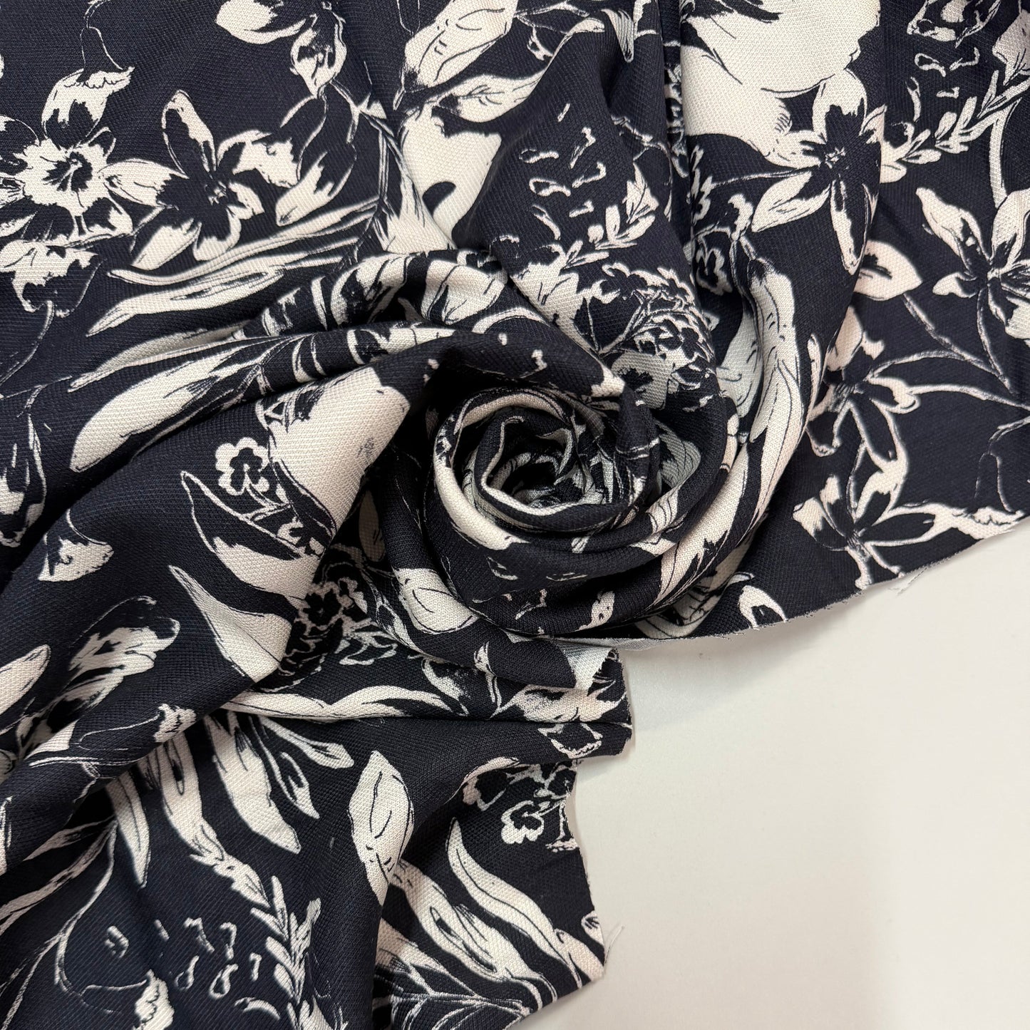 NOÉMIE : Coton imprimé floral monochrome
