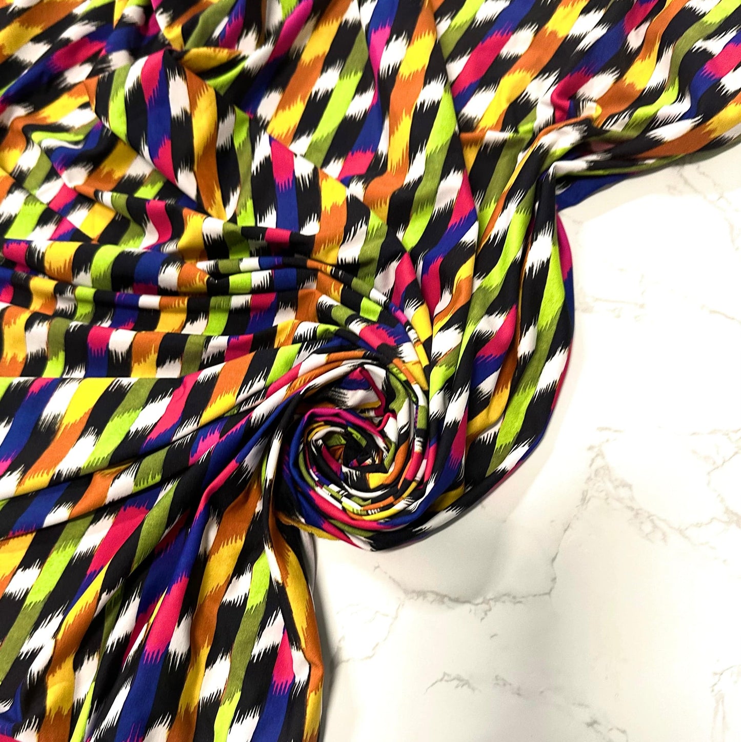 Écharpe en maille Tiss'ART Matéo avec motif rayé et tacheté, tissu léger et coloré pour un style moderne.