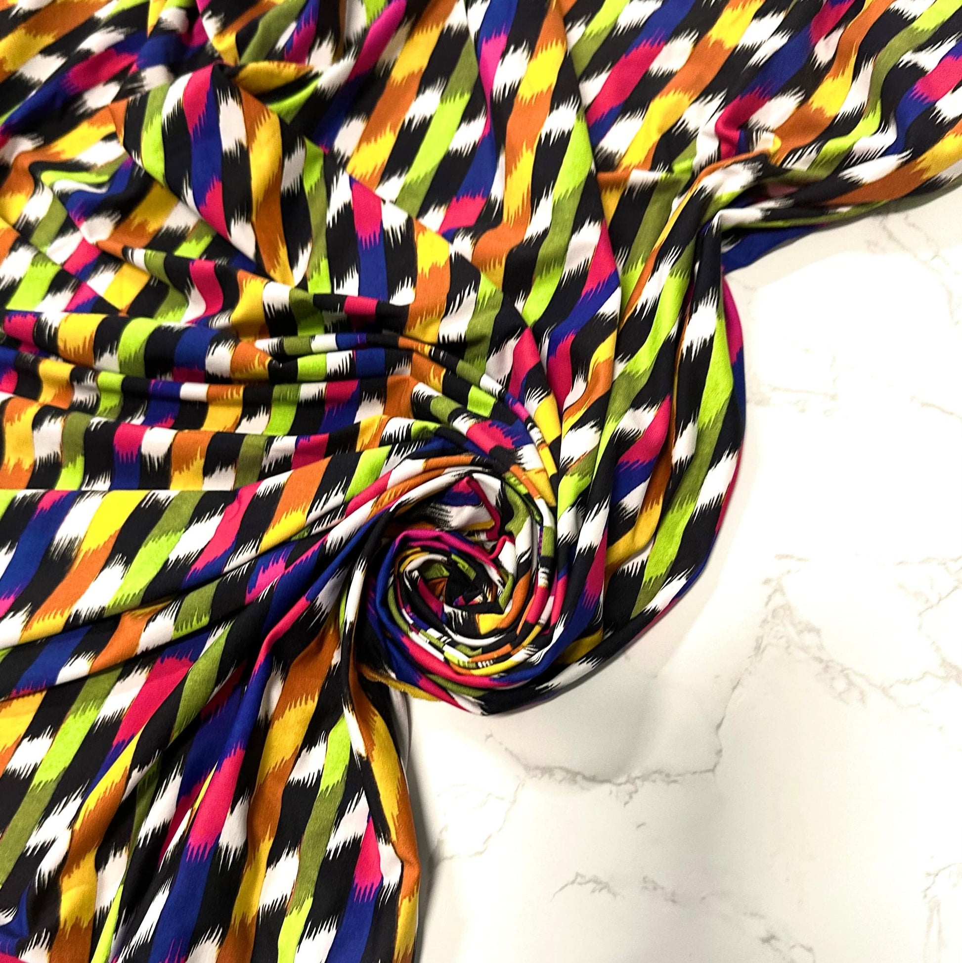 Écharpe en maille Tiss'ART Matéo avec motif rayé et tacheté, tissu léger et coloré pour un style moderne.