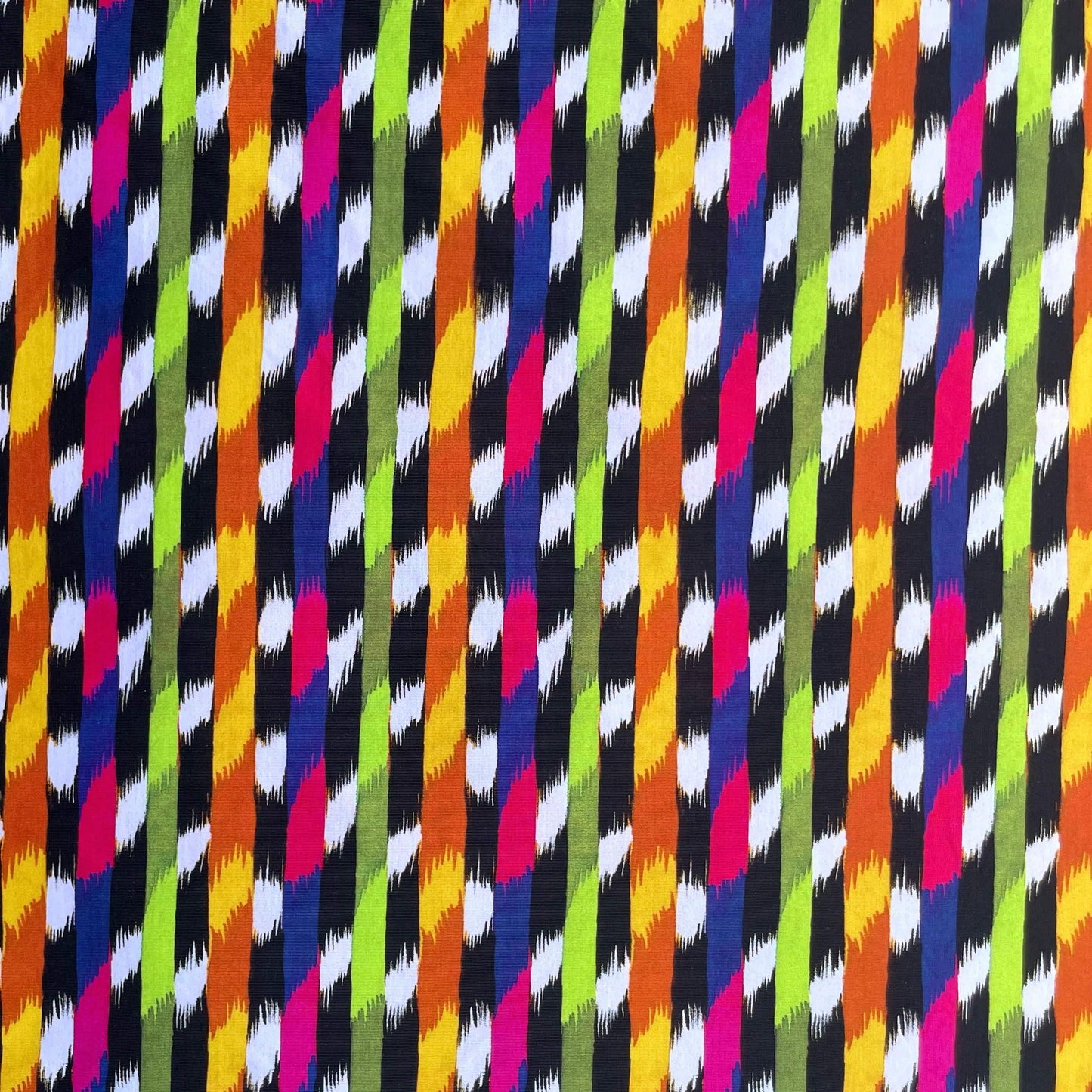Tissu Tiss'ART Matéo avec motif rayé et tacheté, vue en gros plan sur la maille imprimée colorée.