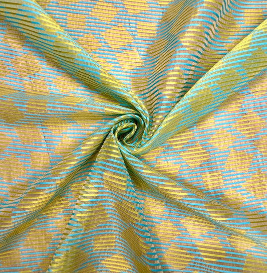 NEPTULA: Organza irisé or, aux bandes tissées à forme géométrique verte pomme et bleu turquoise