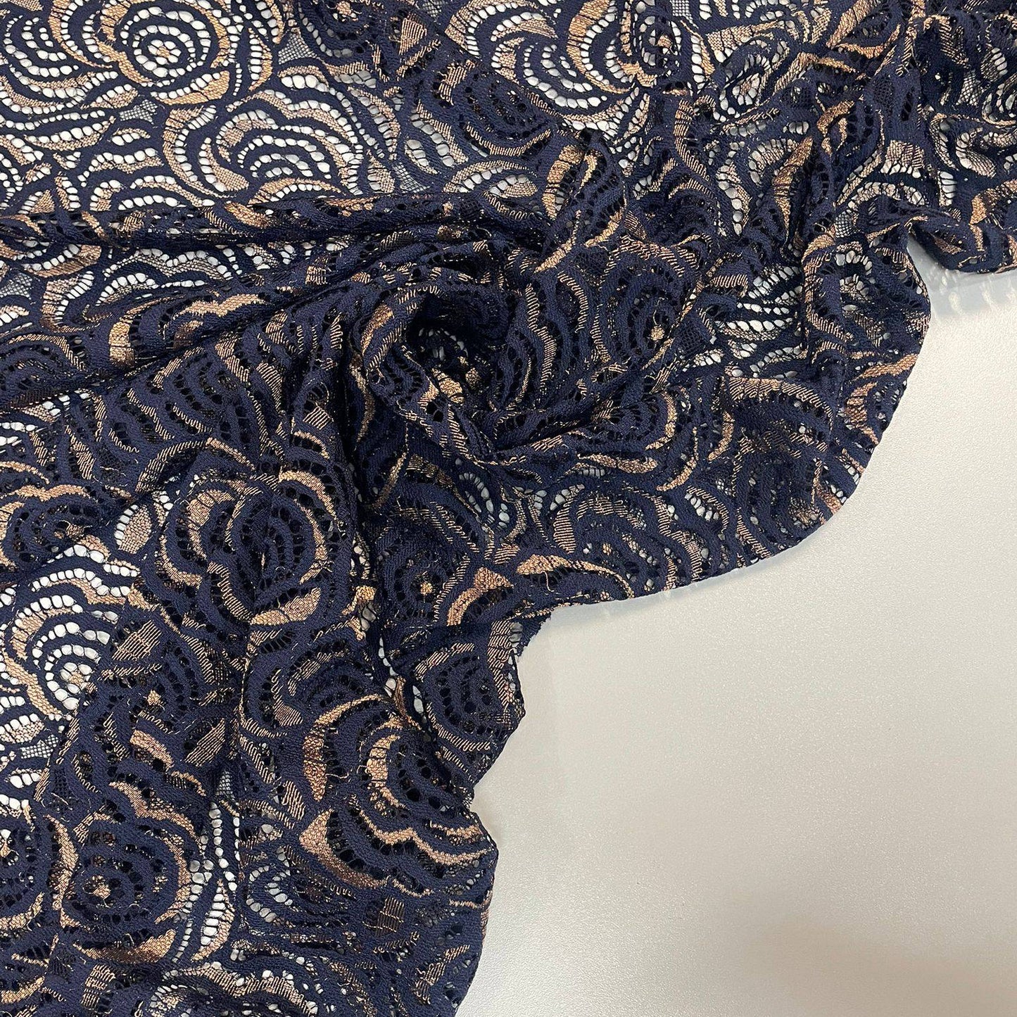 JAY: Dentelle florale marine et doré