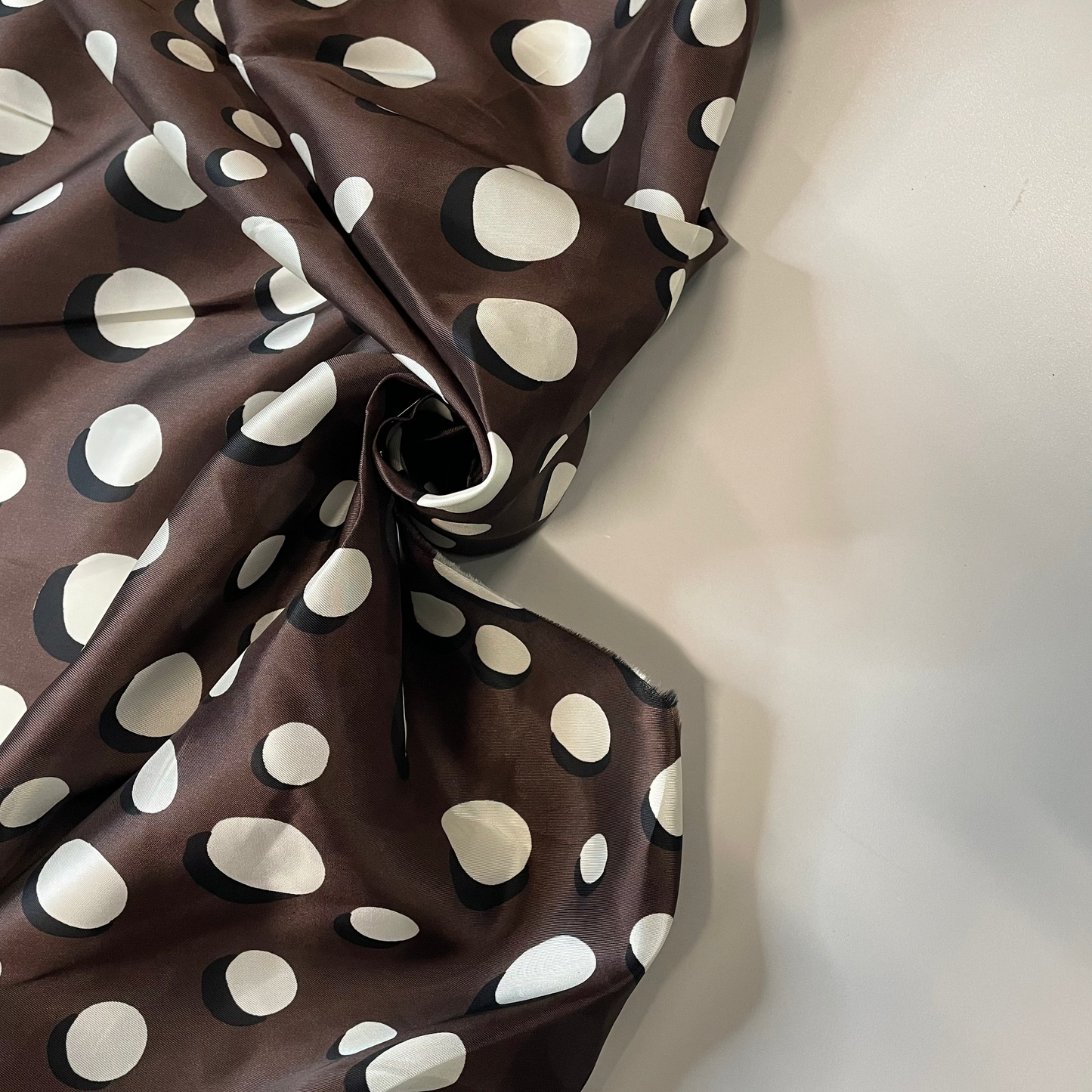 ISOLDE: Waterproof fabric with irregular polka dot patterns.