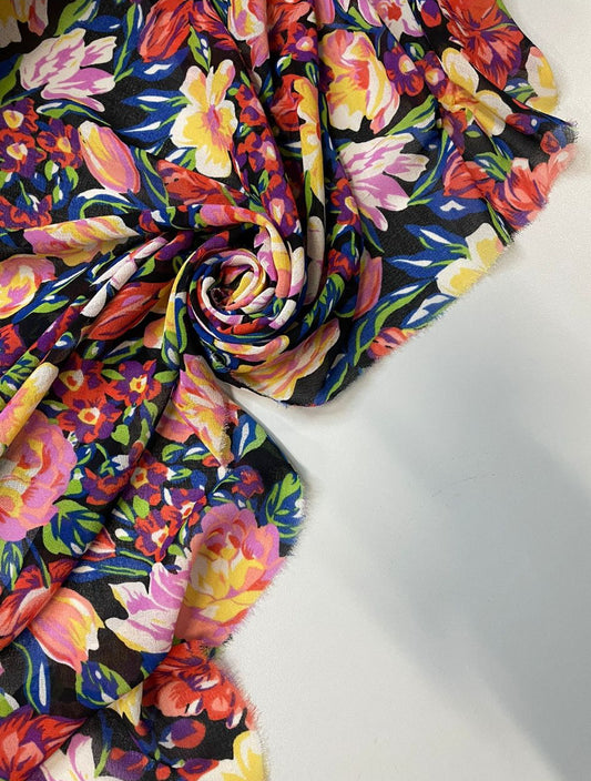 Erza : Crêpes viscose fond noir à fleurs multicolores