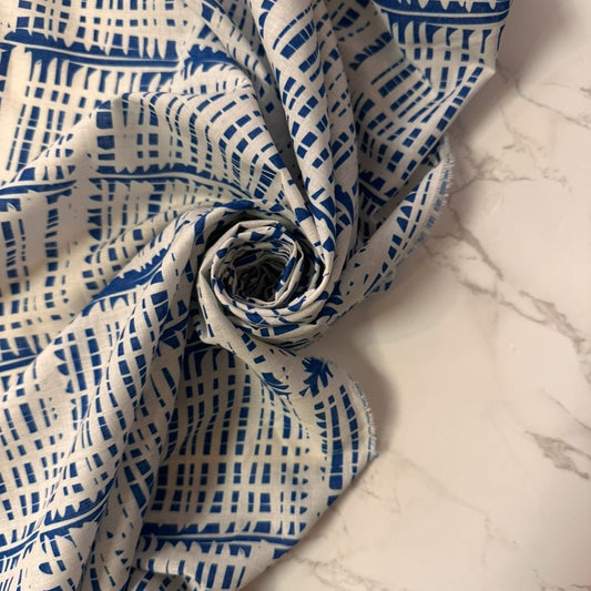 Tissu en popeline de coton Tiss'ART, imprimé à motif géométrique bleu azure, vue rapprochée de l'illustration.