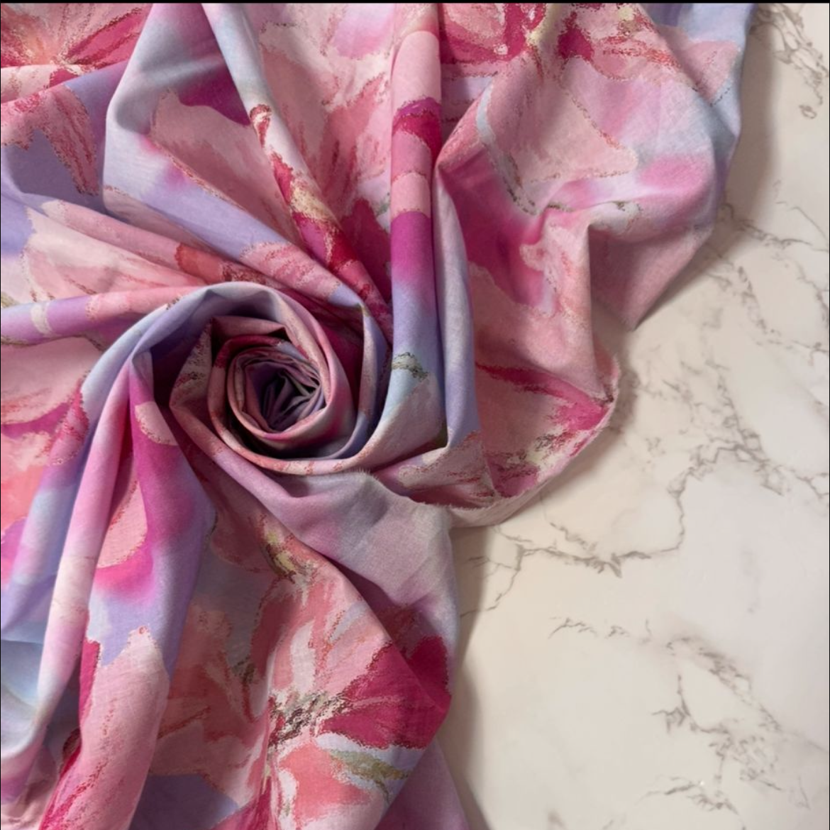 Tissu en popeline de coton à fleurs avec motifs colorés de la marque Tiss'ART, visible en gros plan.