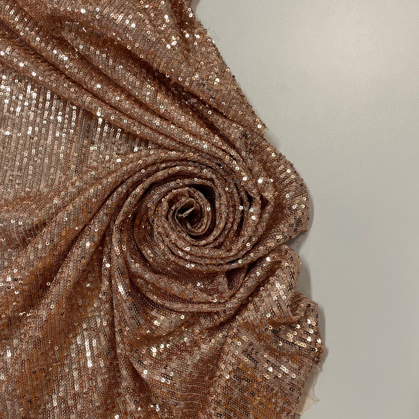 AYA: Sequin rose gold brodés sur tulle