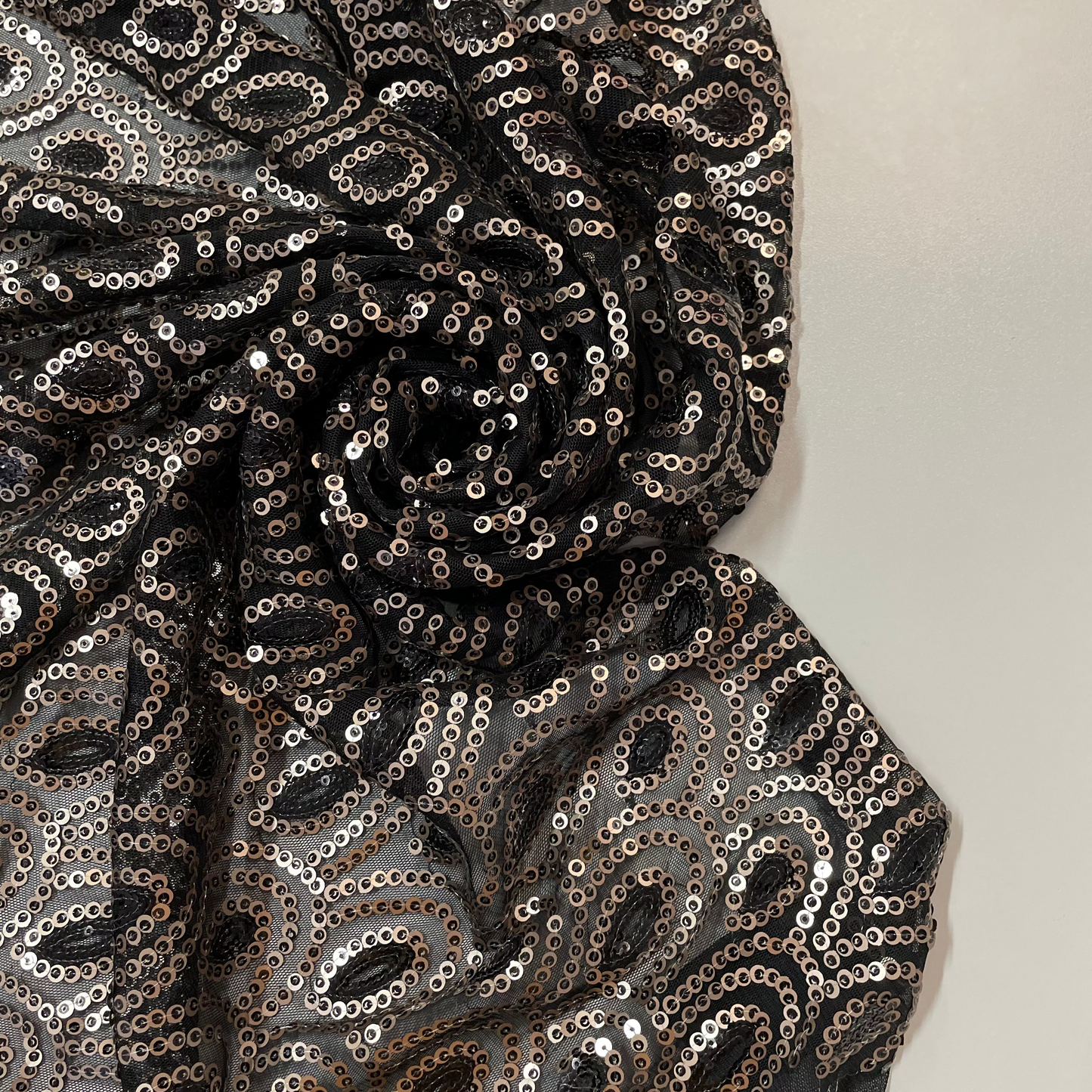 PHÈDRE: Circular embroidered sequin on tulle