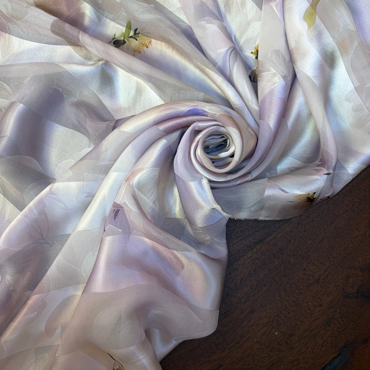 ALIÉNOR : Bande satin imprimé floral lilas nacré ivoire