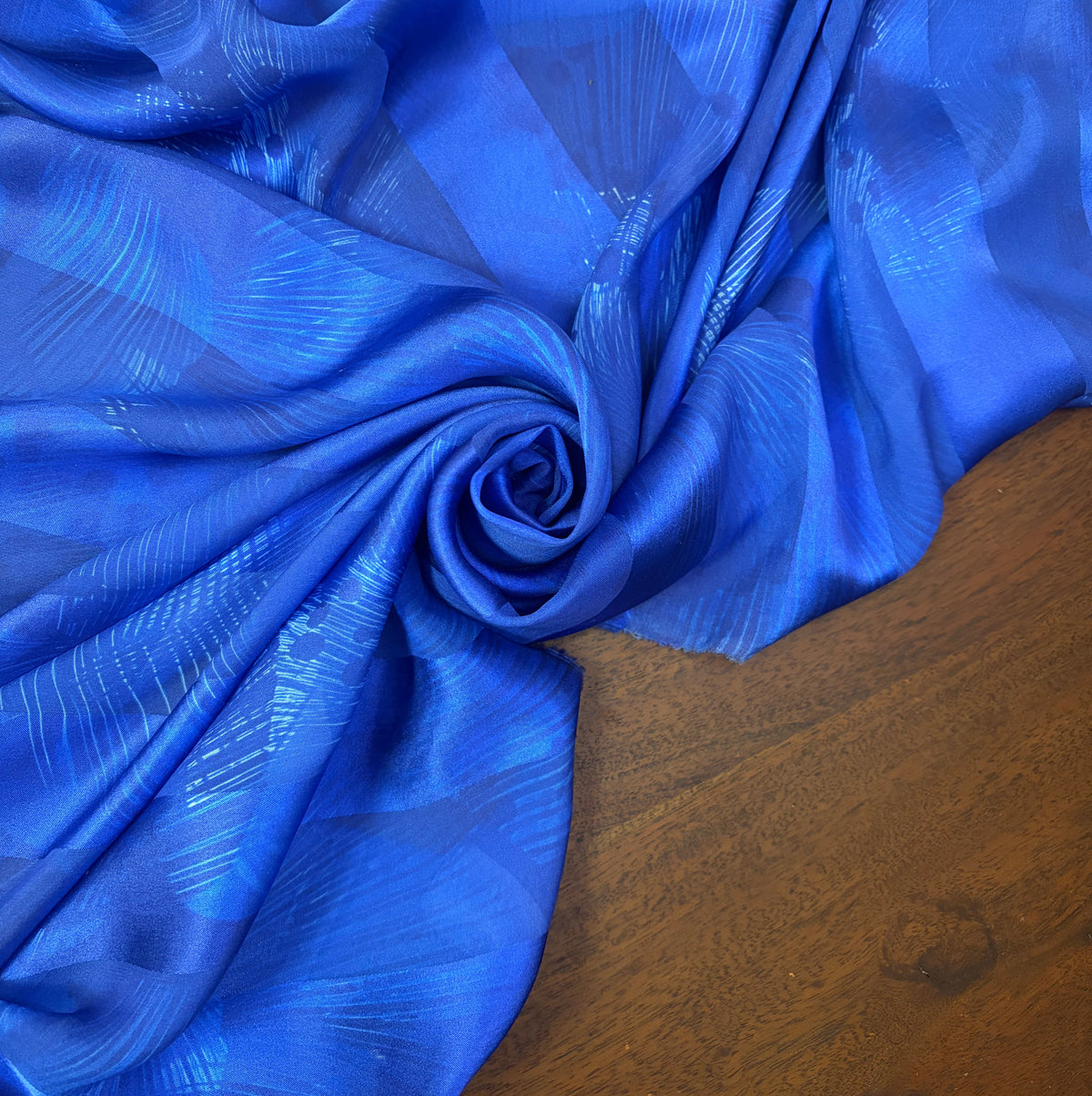 ISÉRIA : Bande satin imprimé graphique bleu électrique