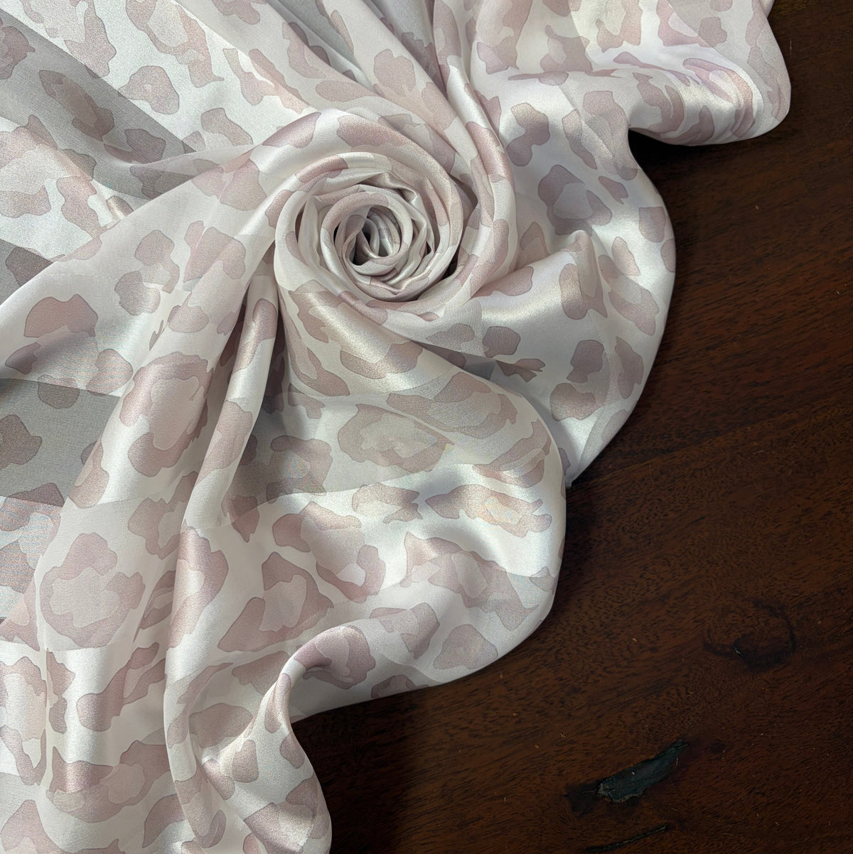 MIREYA : Bande satin imprimé animalier rose poudré sur fond ivoire