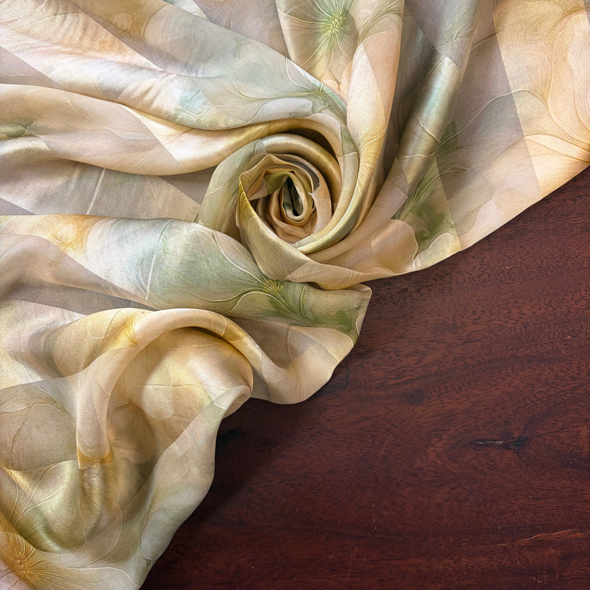 SAYURI: Bande satin imprimé floral vert sauge, champagne et gris perle