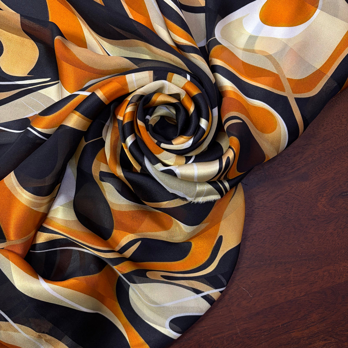 ZAFIRA: Bande satin imprimé graphique rétro noir, orange brûlé et beige