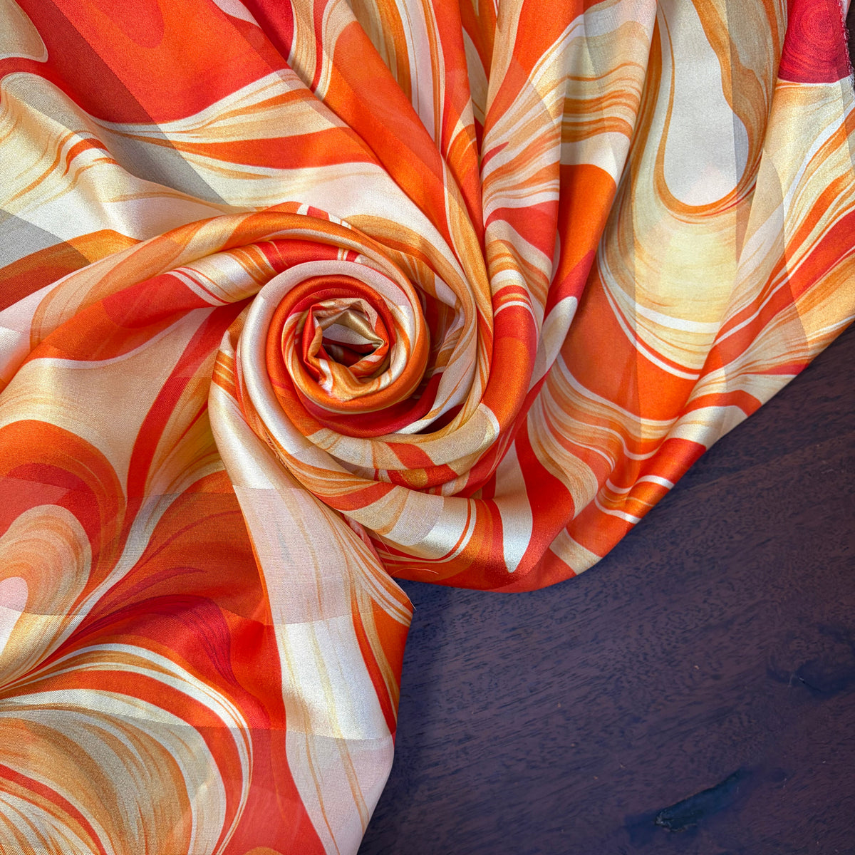 IOLANI : Bande satin imprimé psychédélique orange brûlé, rouge et beige doré