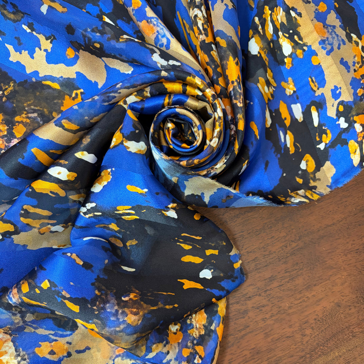 IMANI : Bande satin imprimé abstrait bleu électrique, noir et ocre doré