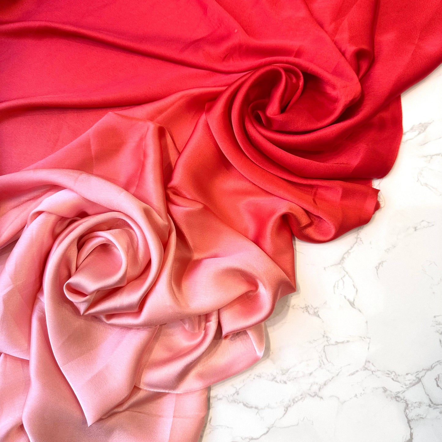 Satin dégradé effet lavé Tiss'ART en nuance rouge profond et rose dragée, texture douce et brillante, visible en gros plan.
