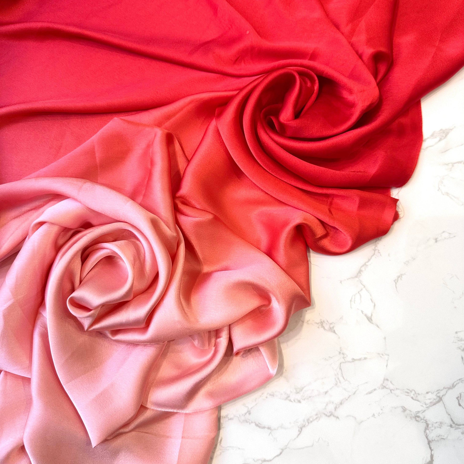 Satin dégradé effet lavé Tiss'ART en nuance rouge profond et rose dragée, texture douce et brillante, visible en gros plan.