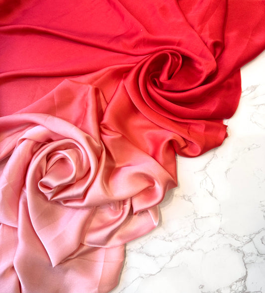 AIKO: Satin dégradé effet lavé nuance rouge profond-rose dragée