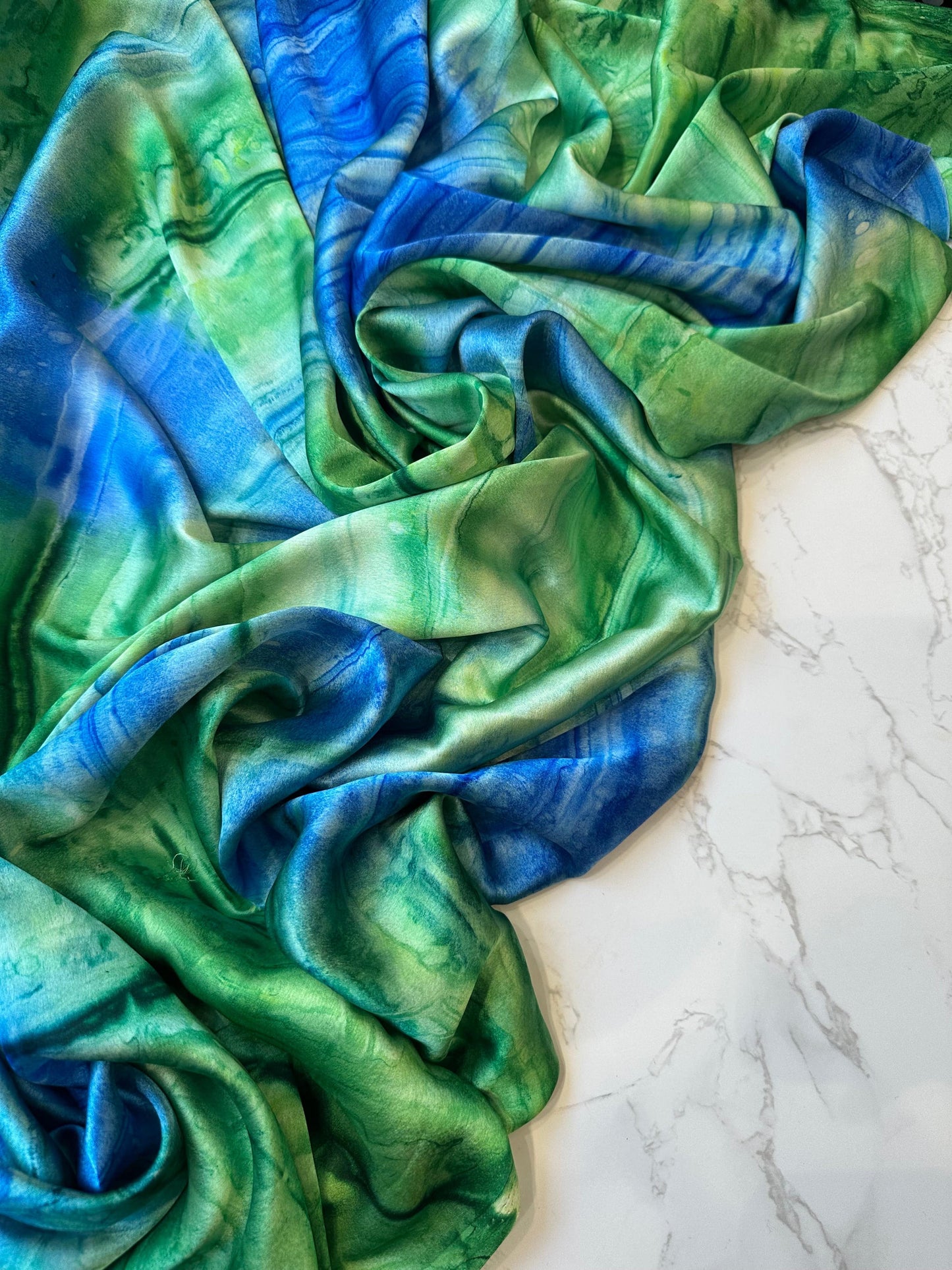 ABY: Satin imprimé "étreinte minérale" vert & bleu