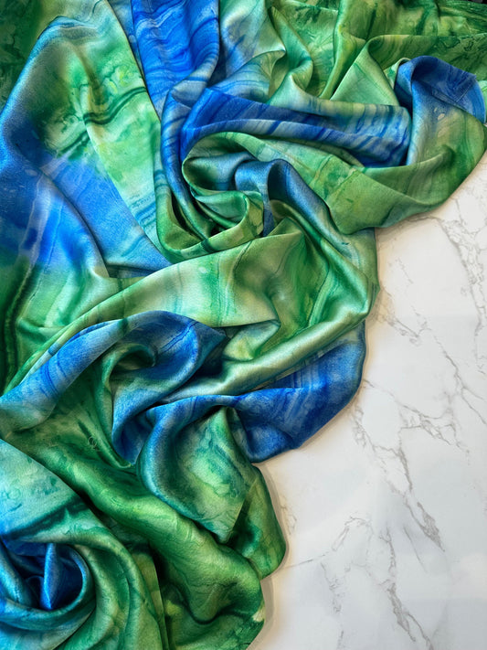 ABY: Satin imprimé "étreinte minérale" vert & bleu